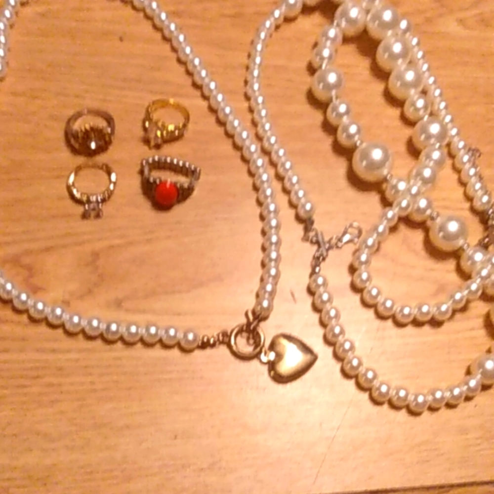 Pearl necklaces with rings